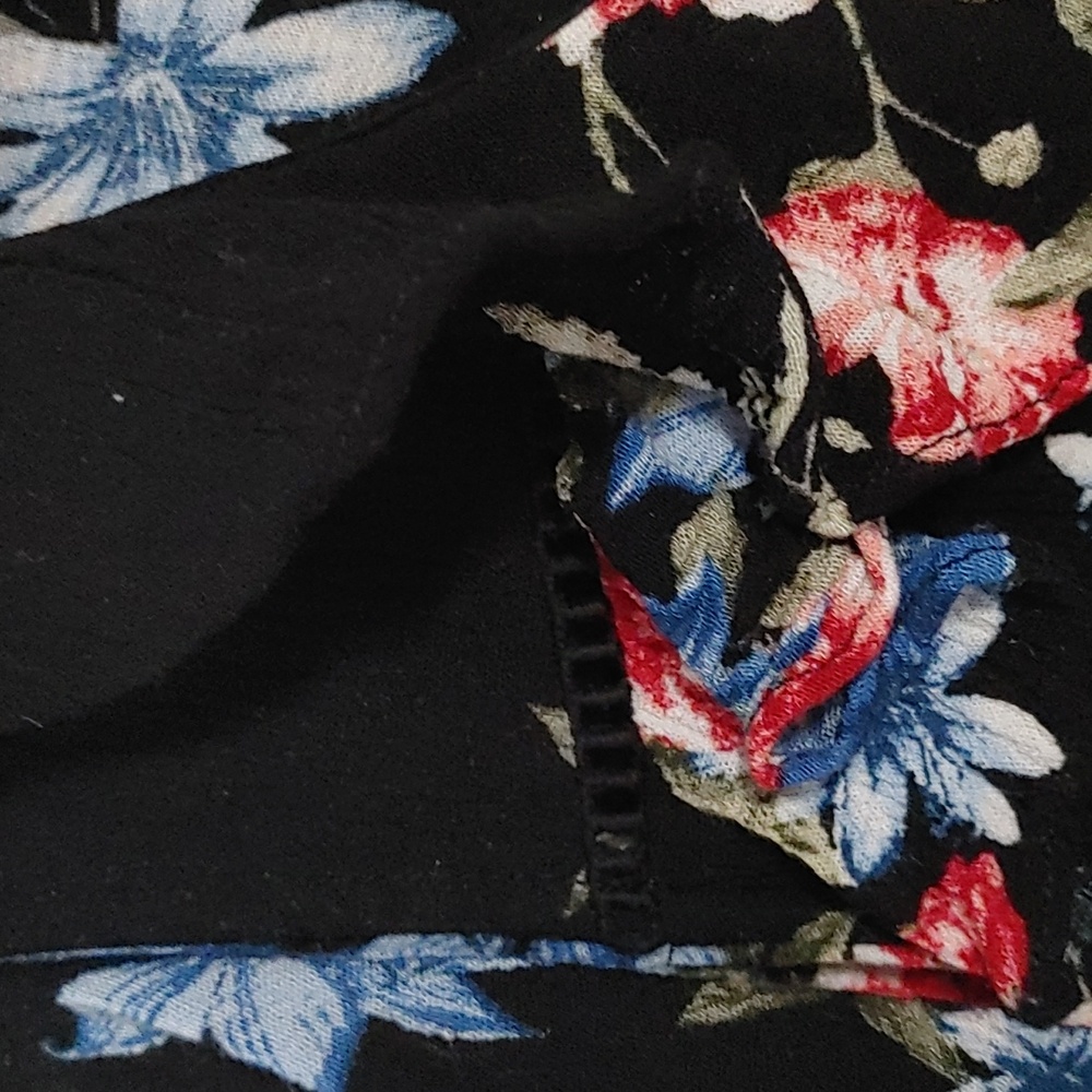 Doe & Rae Black Floral Blouse Sz Small Shoulder Sleeve EUC - Picture 3 of 7